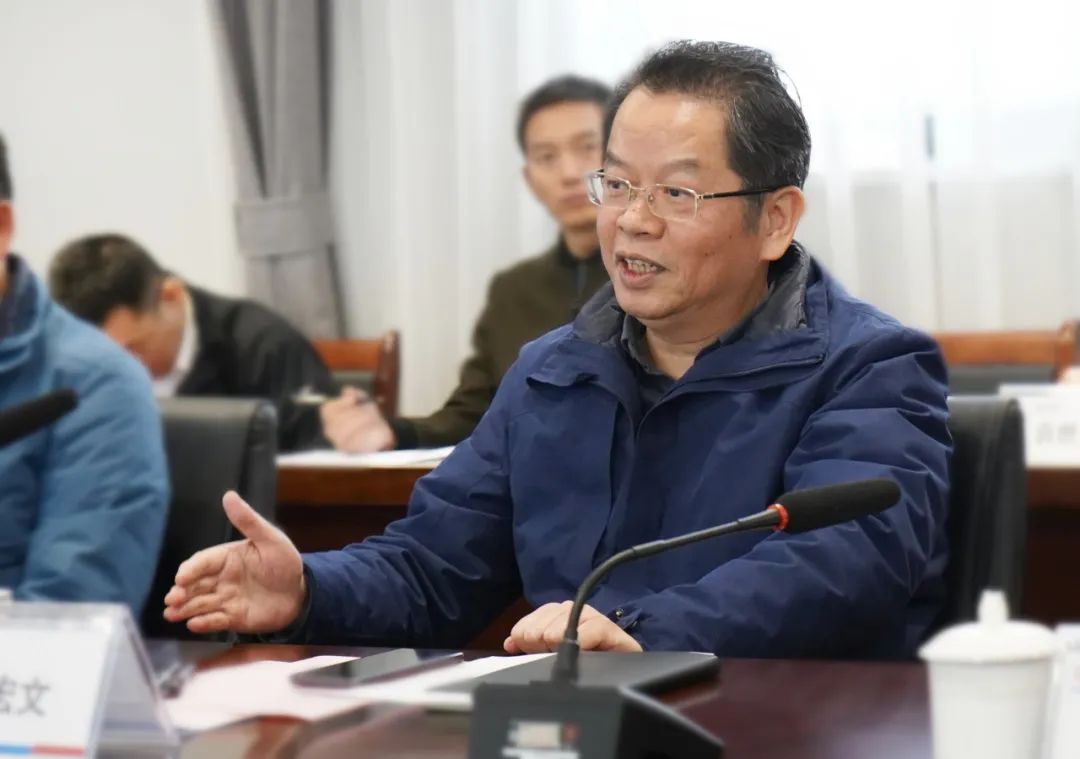 市领导对汽车集团的关心和鼓励,集团董事长韦宏文表示感谢并当即表态